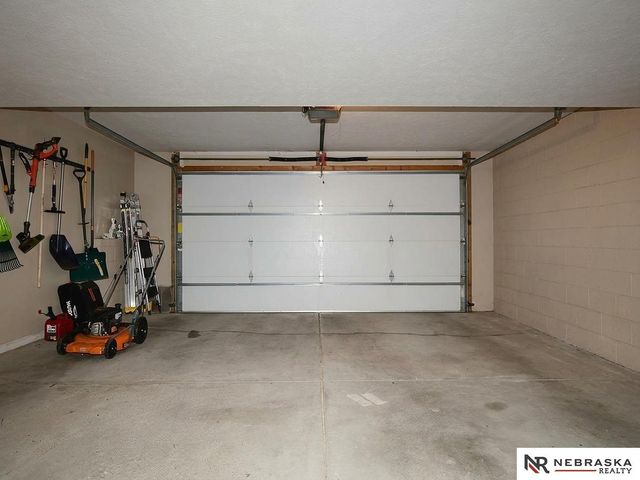 815 Edgewater Circle, Papillion, NE 68046