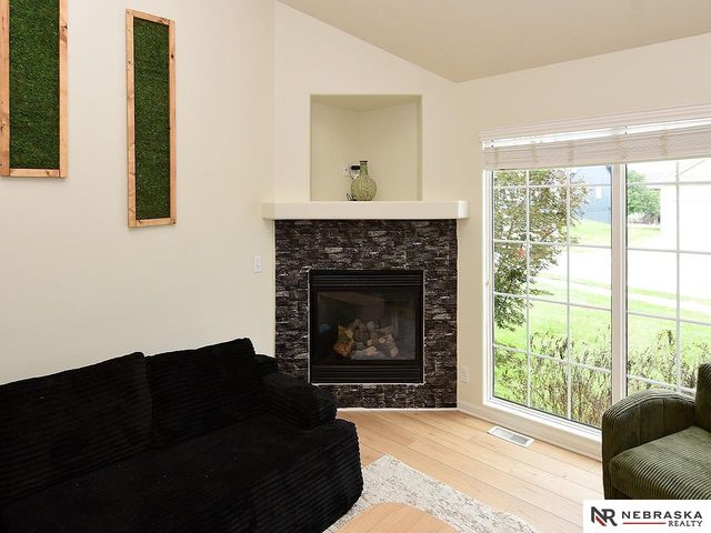 815 Edgewater Circle, Papillion, NE 68046