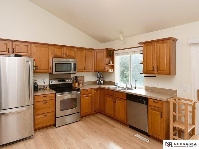 815 Edgewater Circle, Papillion, NE 68046