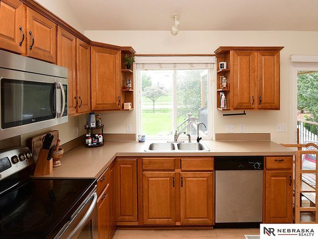 815 Edgewater Circle, Papillion, NE 68046