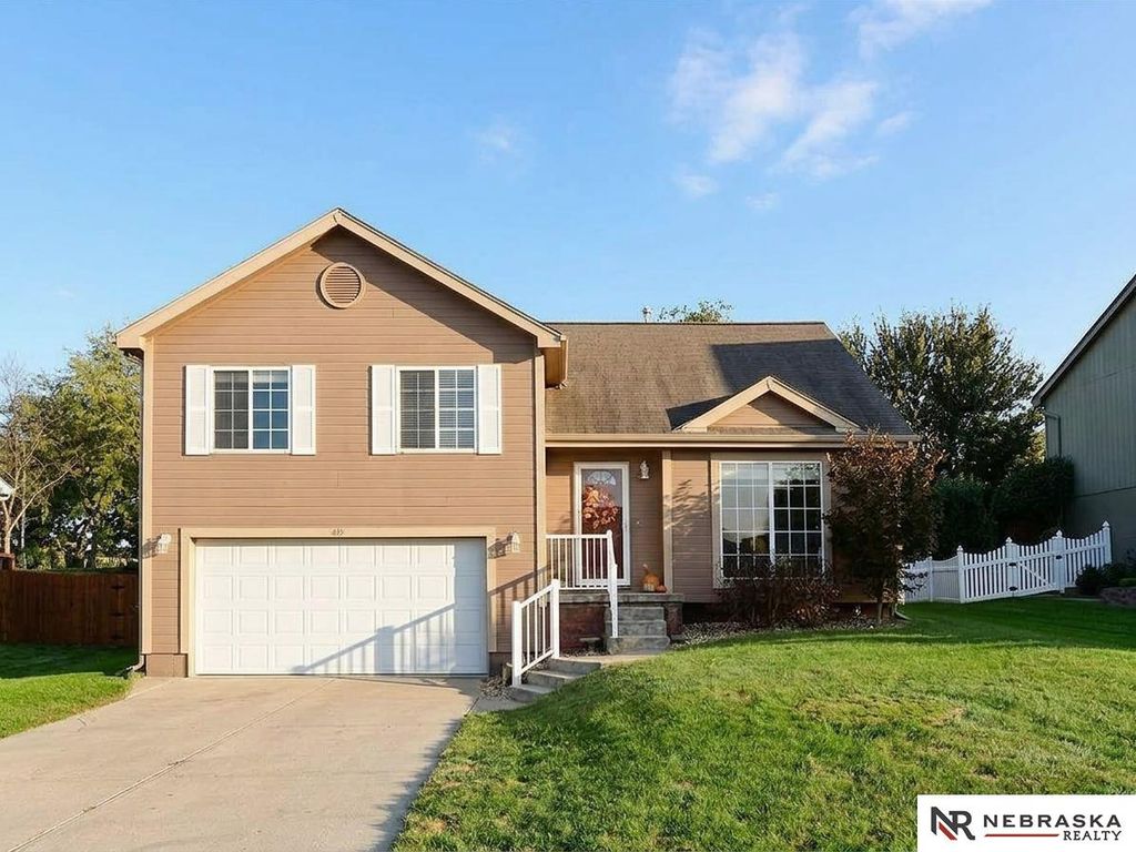 815 Edgewater Circle, Papillion, NE 68046