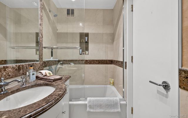 42-30 Douglaston Parkway 5N, Douglaston, NY 11363