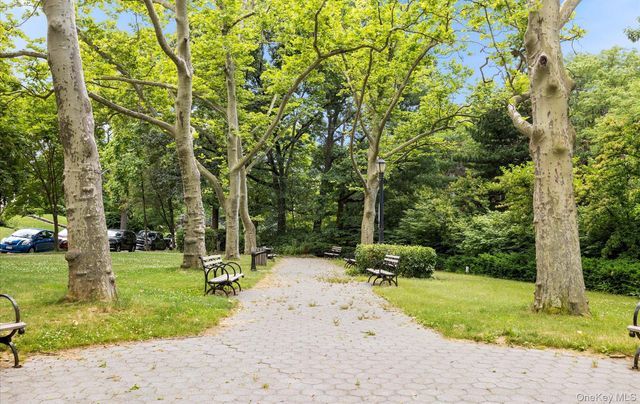 42-30 Douglaston Parkway 5N, Douglaston, NY 11363