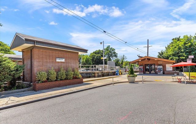 42-30 Douglaston Parkway 5N, Douglaston, NY 11363