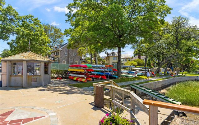 42-30 Douglaston Parkway 5N, Douglaston, NY 11363