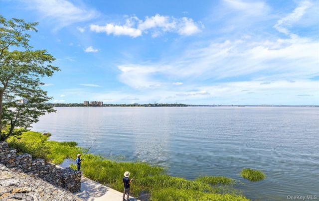 42-30 Douglaston Parkway 5N, Douglaston, NY 11363