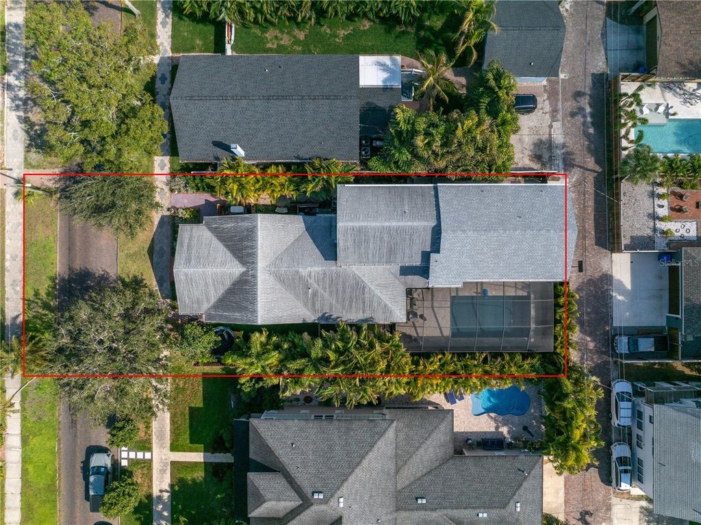 Image 2 of property listing at 436 12TH AVENUE NE, St Petersburg, FL 33701