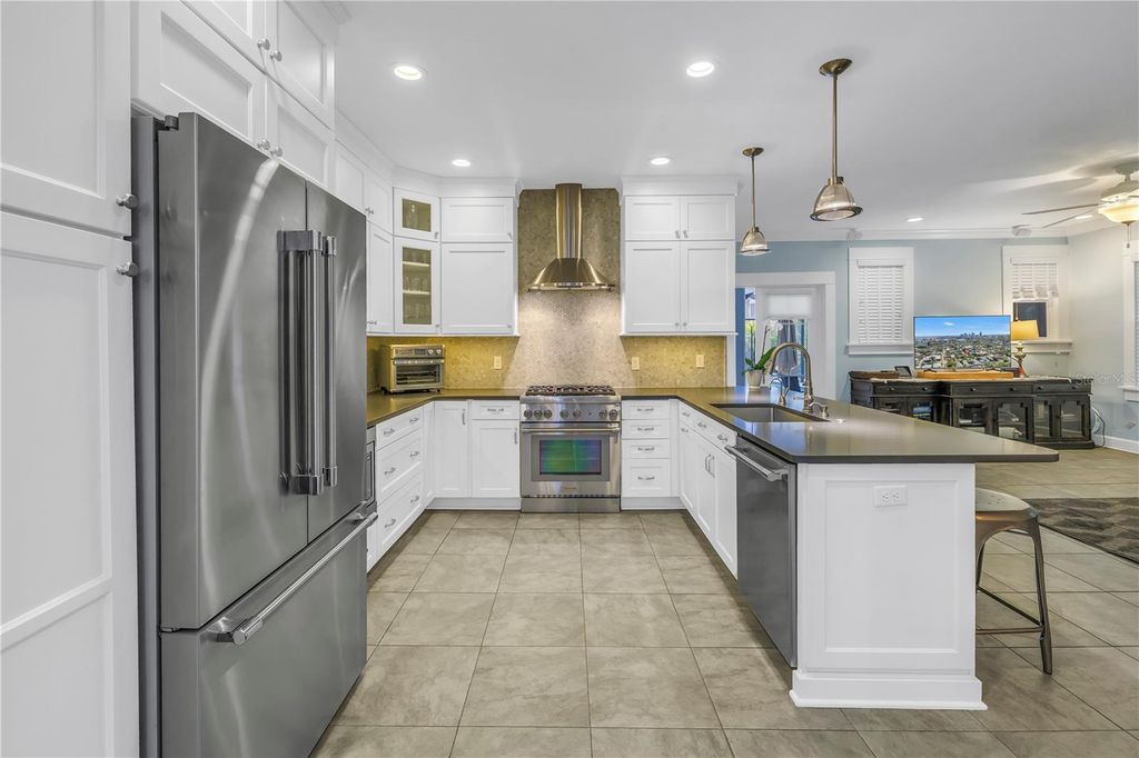 Image 12 of property listing at 436 12TH AVENUE NE, St Petersburg, FL 33701