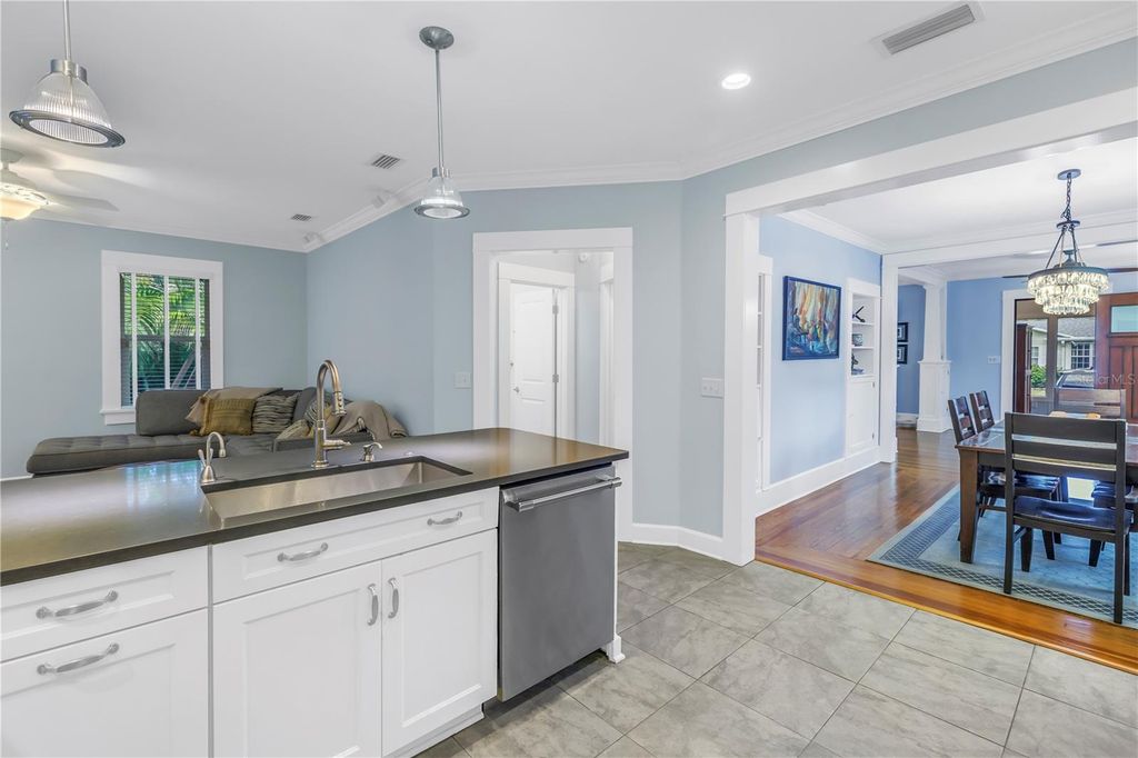 Image 14 of property listing at 436 12TH AVENUE NE, St Petersburg, FL 33701