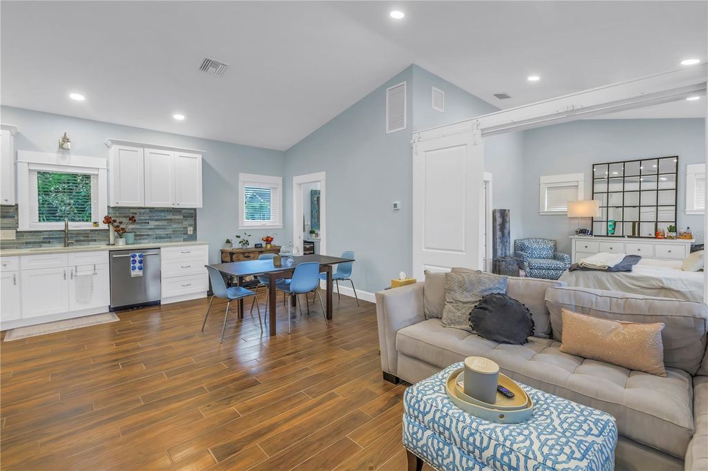 Image 32 of property listing at 436 12TH AVENUE NE, St Petersburg, FL 33701