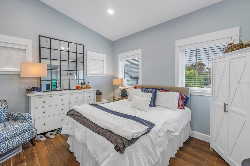 Image 37 of property listing at 436 12TH AVENUE NE, St Petersburg, FL 33701