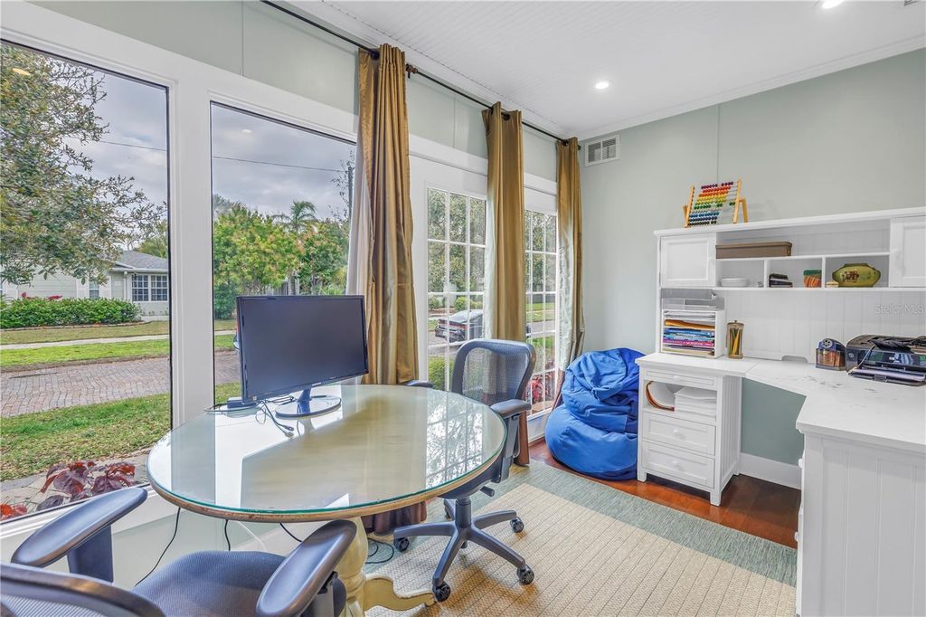Image 9 of property listing at 436 12TH AVENUE NE, St Petersburg, FL 33701