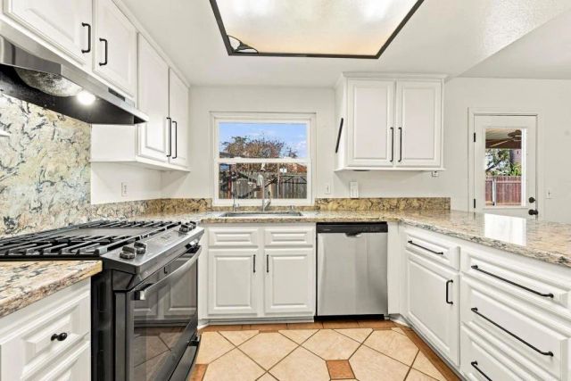 10355 PASEO PALMAS DR., Lakeside, CA 92040