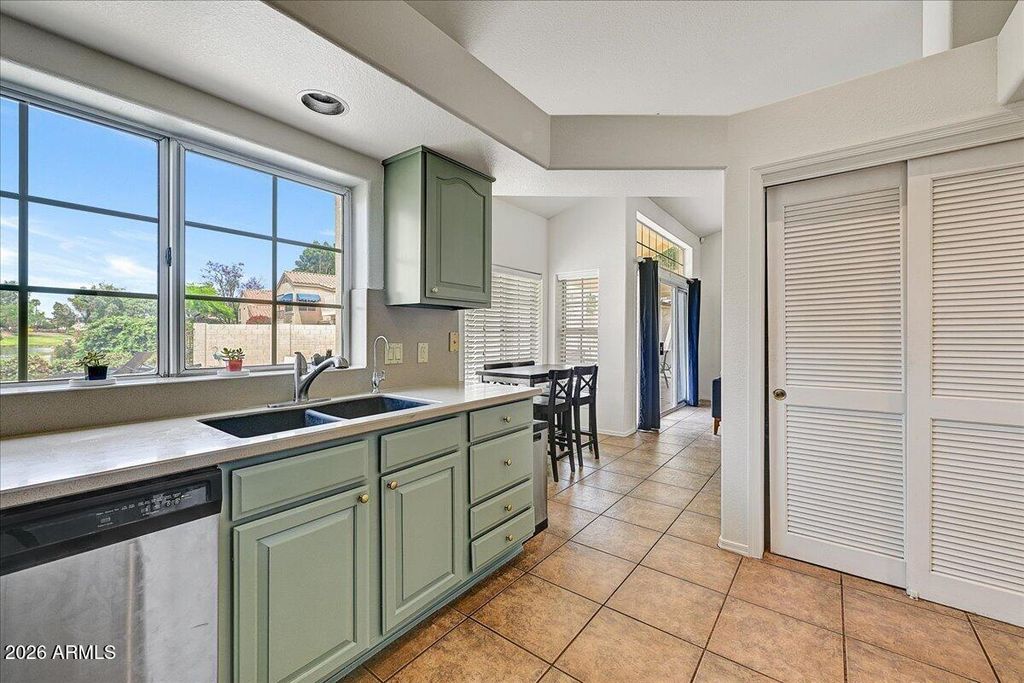Image 18 of property listing at 2174 W PENINSULA Circle, Chandler, AZ 85248