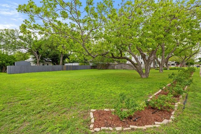 819 Hackberry ST, Taylor, TX 76574