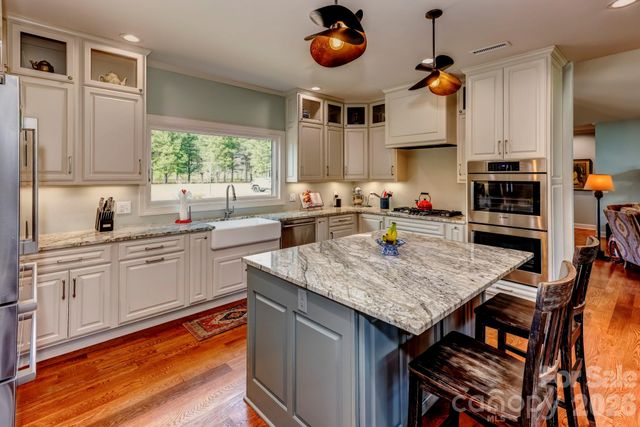118 McOwenben Pass, Lake Lure, NC 28746