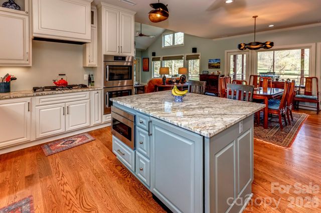 118 McOwenben Pass, Lake Lure, NC 28746