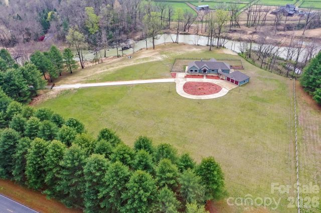 118 McOwenben Pass, Lake Lure, NC 28746