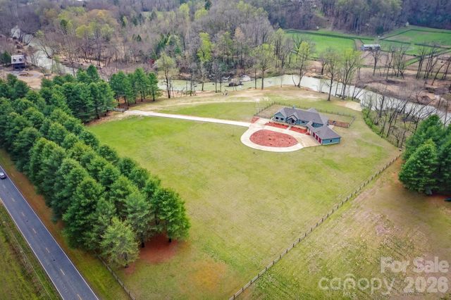 118 McOwenben Pass, Lake Lure, NC 28746