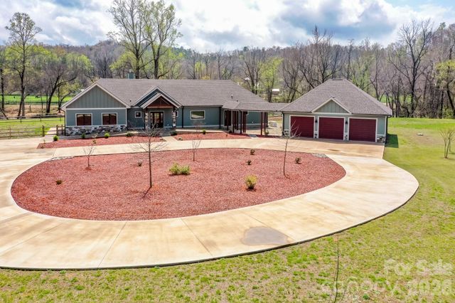 118 McOwenben Pass, Lake Lure, NC 28746