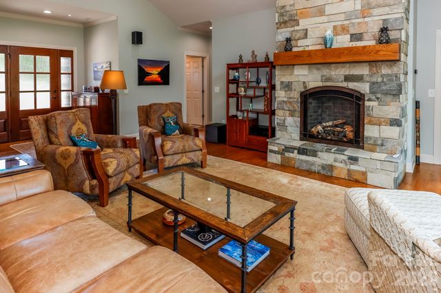 118 McOwenben Pass, Lake Lure, NC 28746