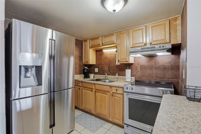 8602 CHAMPLAIN COURT 90, Tampa, FL 33614