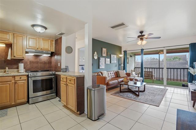 8602 CHAMPLAIN COURT 90, Tampa, FL 33614