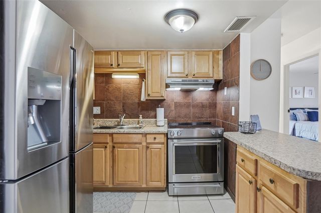 8602 CHAMPLAIN COURT 90, Tampa, FL 33614