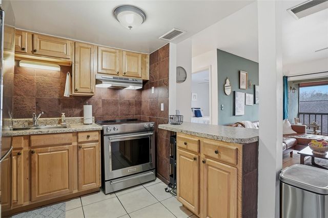 8602 CHAMPLAIN COURT 90, Tampa, FL 33614