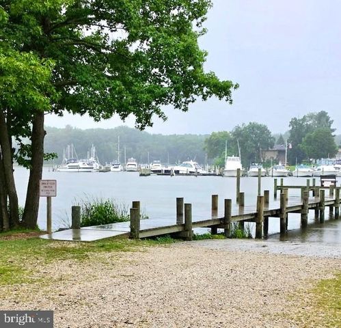 146 HOLLY CIR, Baltimore, MD 21221