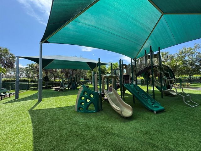 922 Falling Water Rd 922, Weston, FL 33326