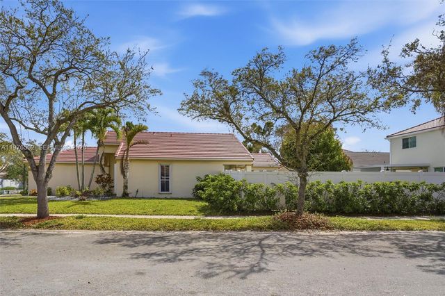 922 Falling Water Rd 922, Weston, FL 33326