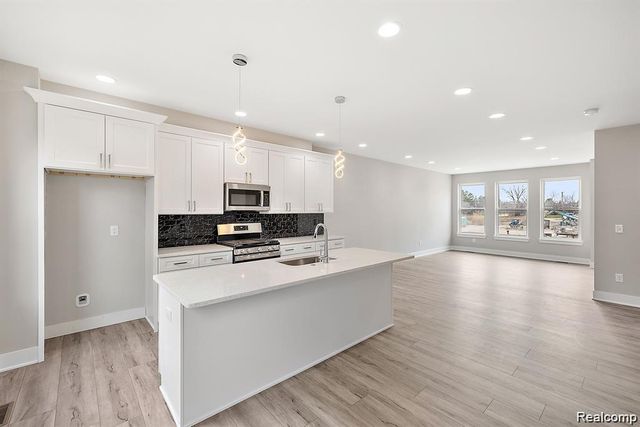 1325 Timberlane Drive, Troy, MI 48098