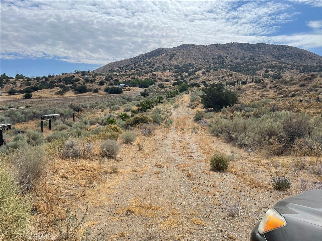 Image 12 of property listing at 32952 Angeles Forest Highway, Palmdale, CA 93550