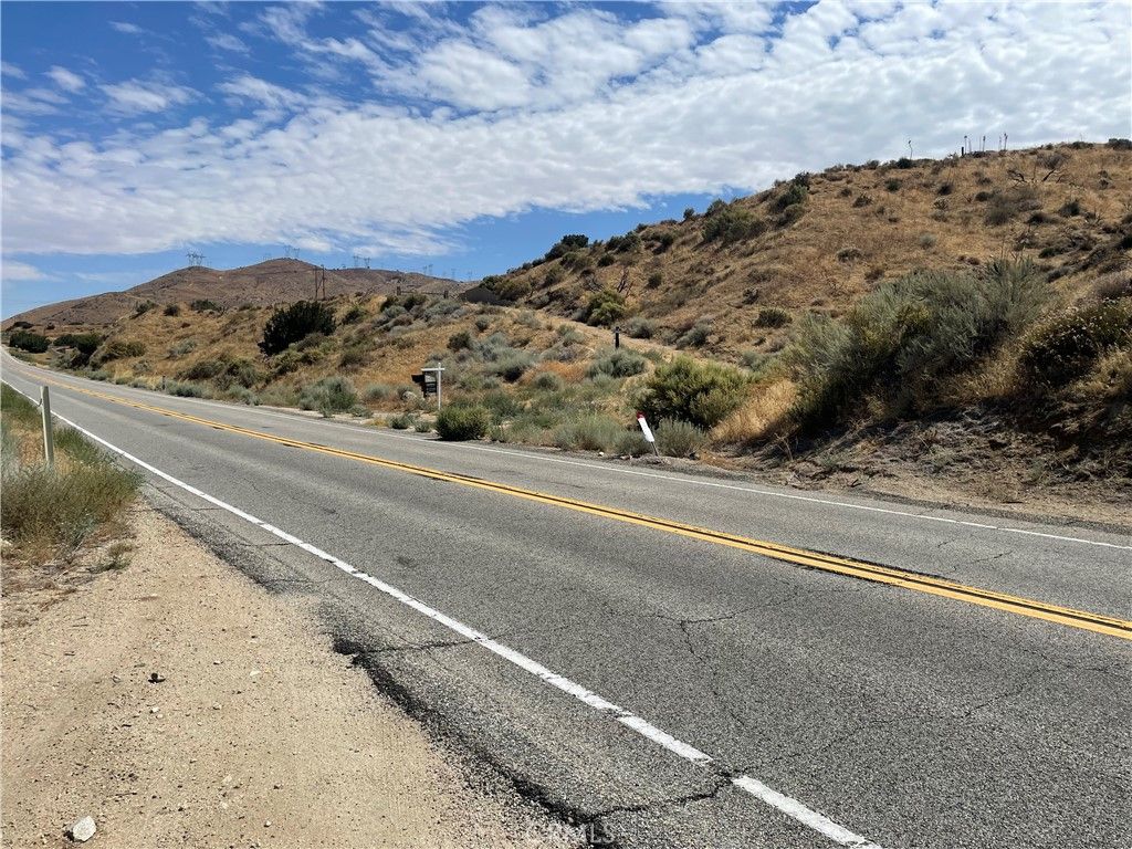 Image 17 of property listing at 32952 Angeles Forest Highway, Palmdale, CA 93550