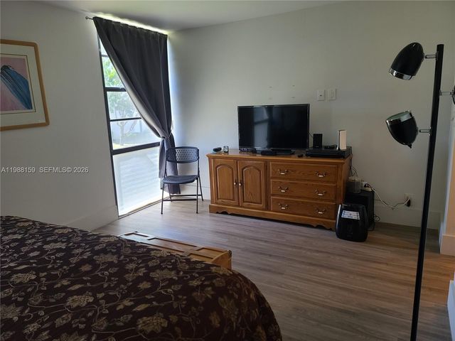 3475 N Country Club Dr 202, Aventura, FL 33180