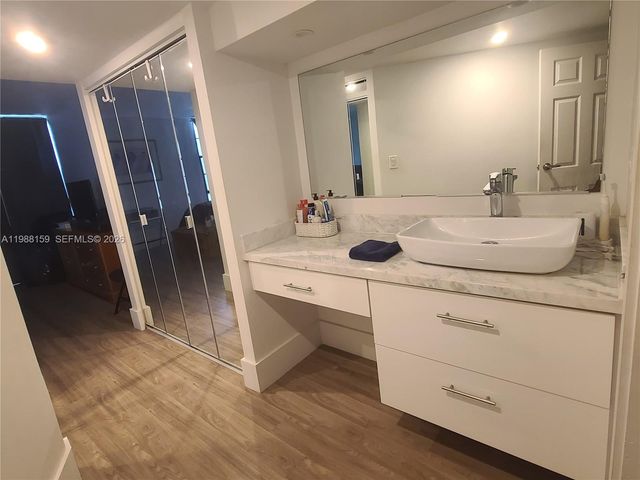 3475 N Country Club Dr 202, Aventura, FL 33180