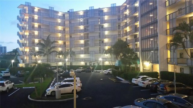 3475 N Country Club Dr 202, Aventura, FL 33180