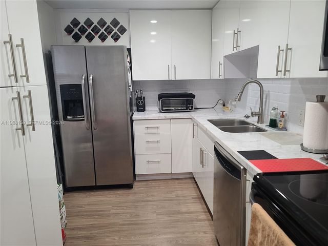 3475 N Country Club Dr 202, Aventura, FL 33180