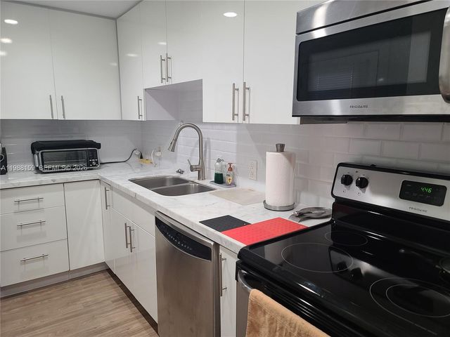 3475 N Country Club Dr 202, Aventura, FL 33180