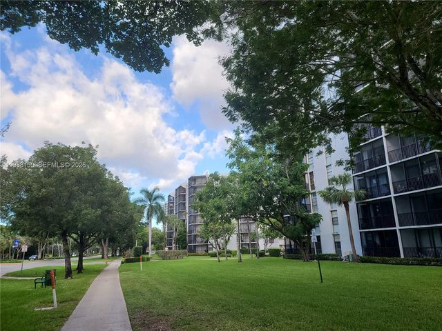 3475 N Country Club Dr 202, Aventura, FL 33180