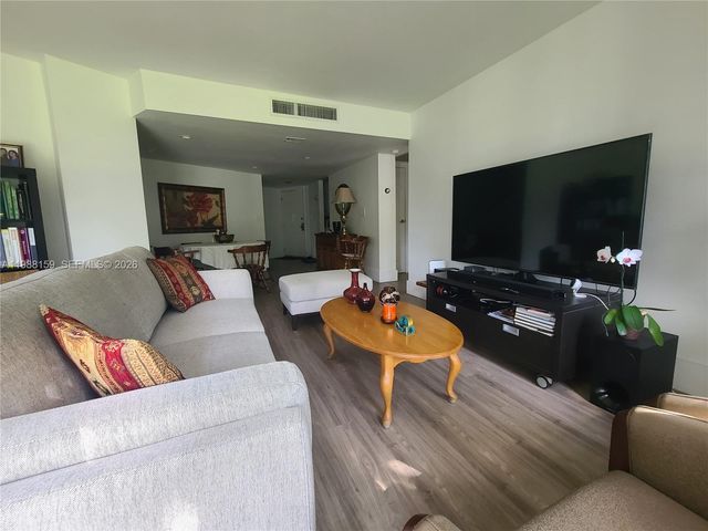 3475 N Country Club Dr 202, Aventura, FL 33180