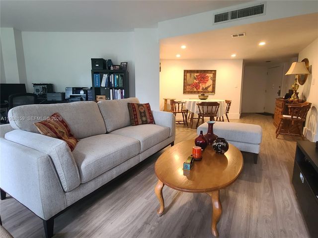 3475 N Country Club Dr 202, Aventura, FL 33180