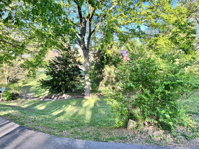 323 Clearview Dr, Clarksville, TN 37043