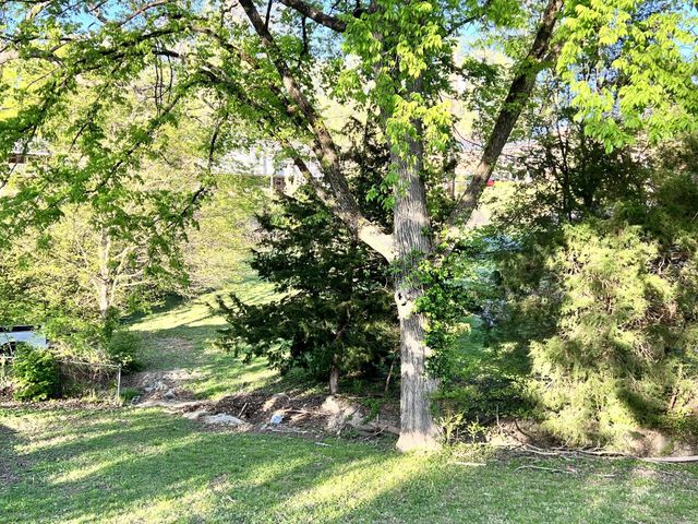 323 Clearview Dr, Clarksville, TN 37043