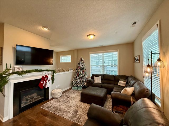 170 80th Street 106, West Des Moines, IA 50266