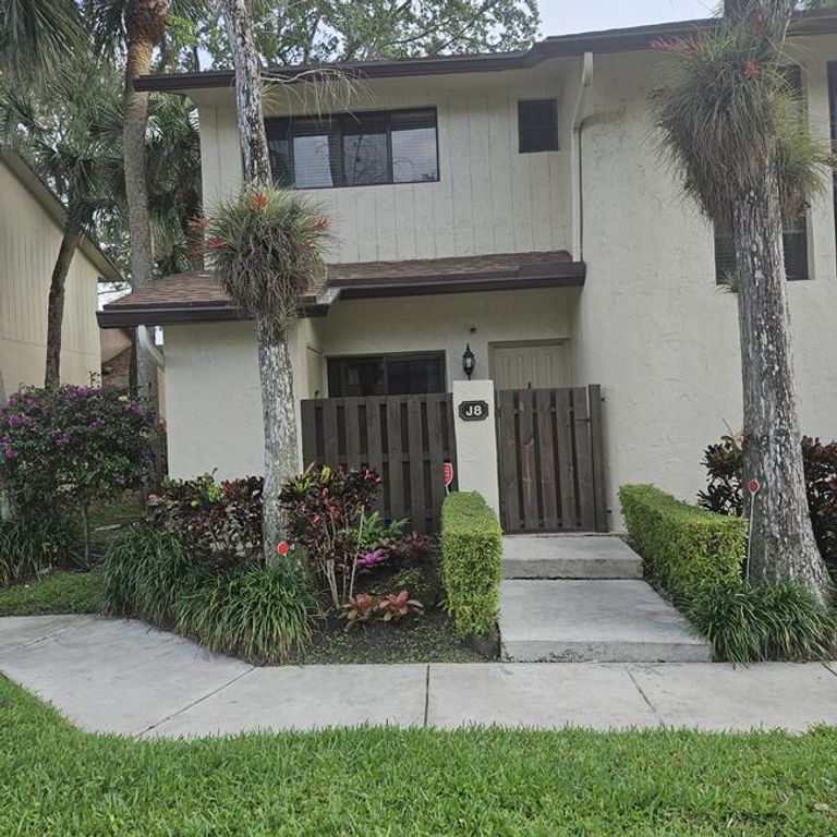 7620 NW 79th Avenue J8, Tamarac, FL 33321