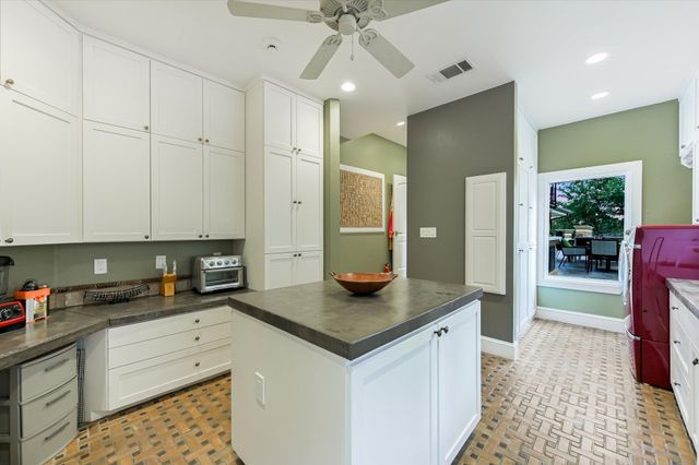 206 Las Lomas DR, West Lake Hills, TX 78746