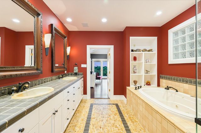 206 Las Lomas DR, West Lake Hills, TX 78746