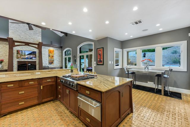 206 Las Lomas DR, West Lake Hills, TX 78746